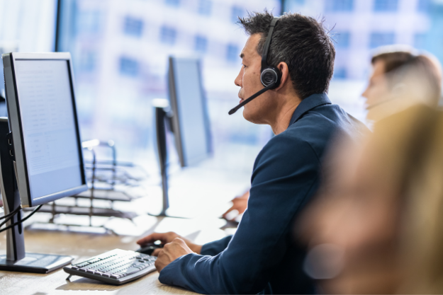 Service-Mitarbeiter am PC mit Headset